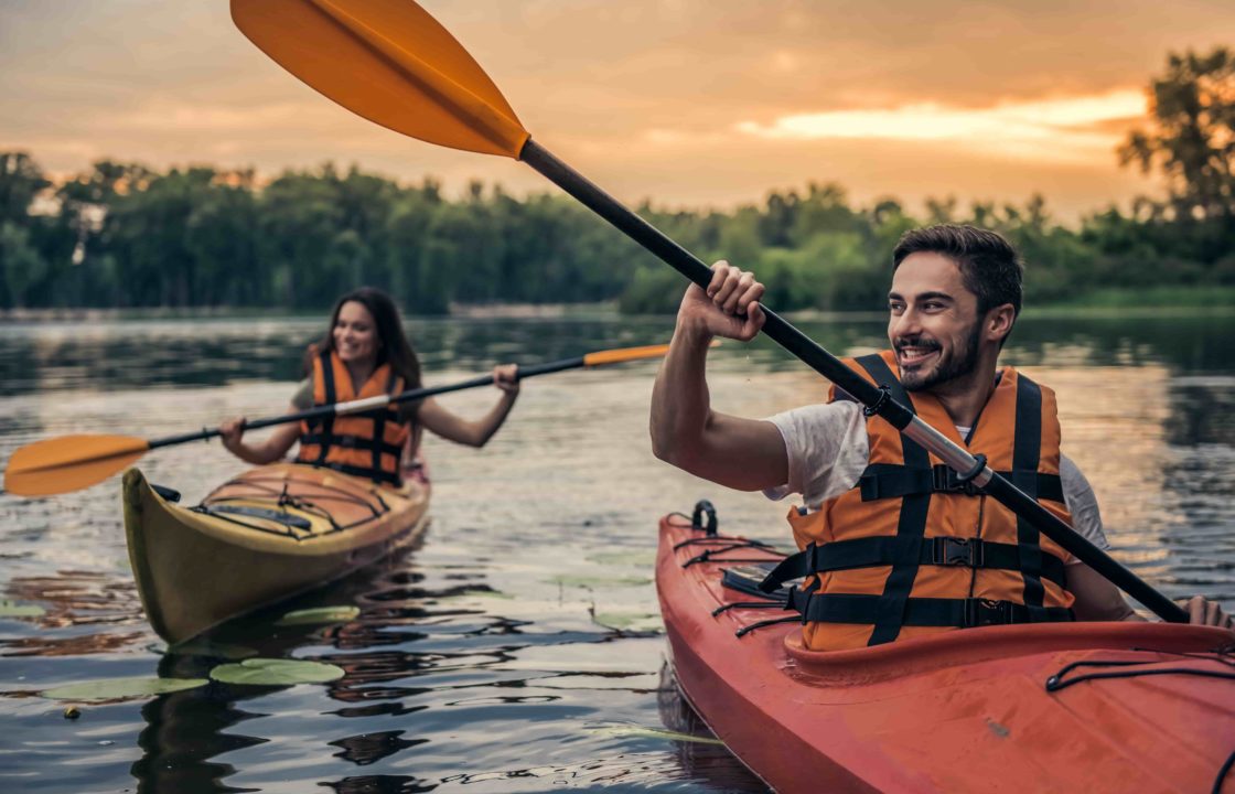 Pärchen fährt getrennt in 2 einzelkayaks von nain-holzboote.de